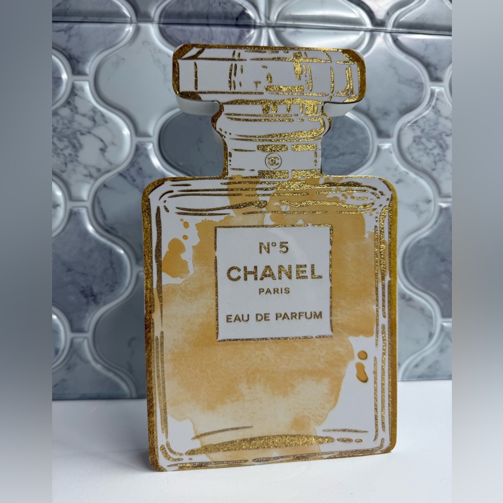 CHANEL No. 5 Eau de Parfum Gold and White Display